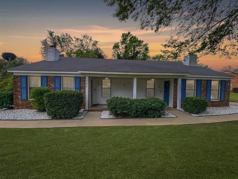 NEW! Luxe Cottage with Big Backyard 10 Mi to Augusta House in Evans