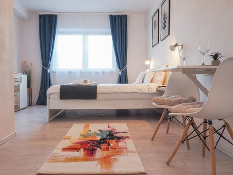 Bed, Photo of the whole room, Seating area, Dining area, Bedroom