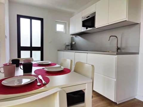 Kitchen or kitchenette, Dining area