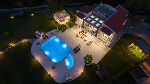 Property building, Bird's eye view, Swimming pool