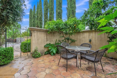 Cypress House & Studio, Walk to Healdsburg Plaza home House in Healdsburg