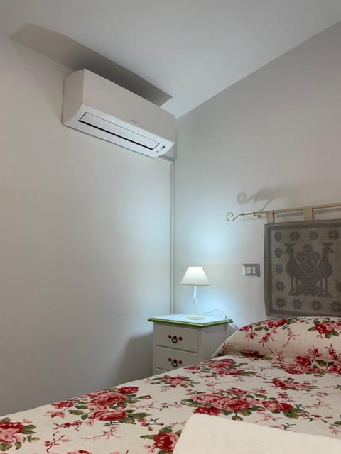 Bedroom, air conditioner