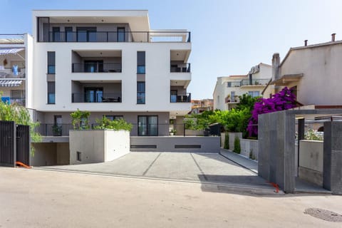 Property building, Neighbourhood
