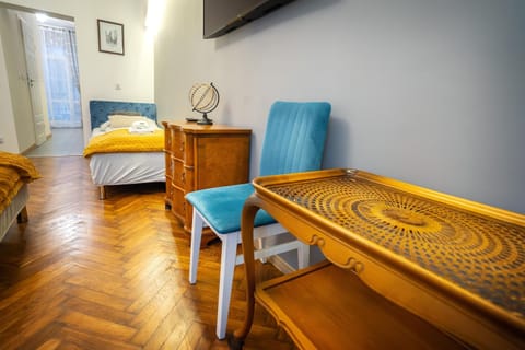 Bed, TV and multimedia, Living room, Photo of the whole room, Seating area, Bedroom