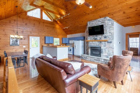 Bear Print Mountain Lodge House in Tennessee