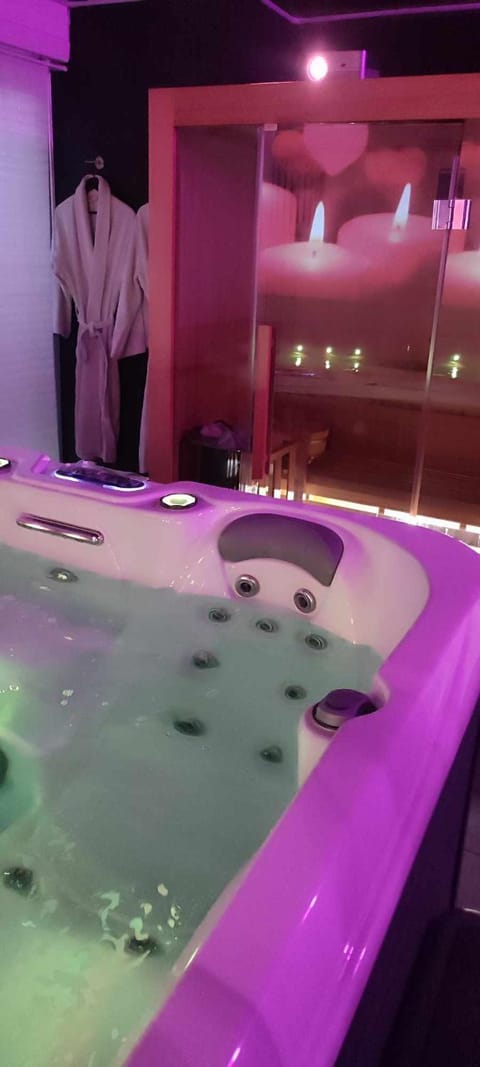 Hot Tub, Sauna