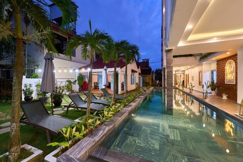 Pool view, Swimming pool, sunbed