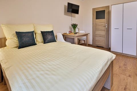 Bed, TV and multimedia, Bedroom