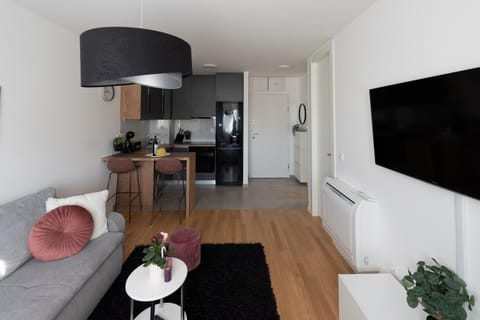 Communal lounge/ TV room, TV and multimedia, Living room, Seating area, Evening entertainment