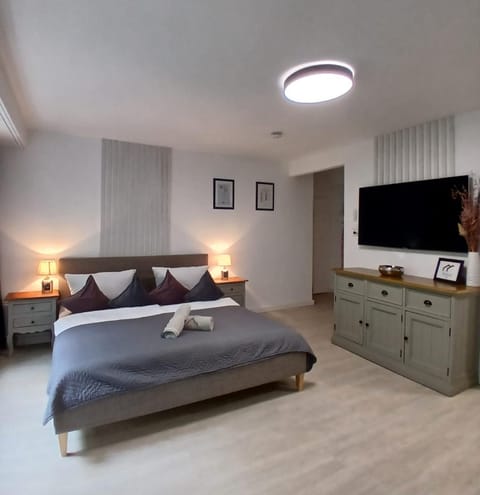 Bed, TV and multimedia, Photo of the whole room, Bedroom