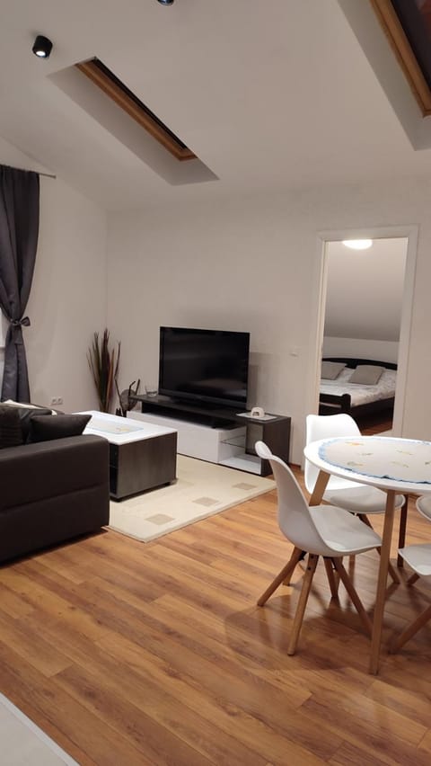 Communal lounge/ TV room, TV and multimedia, Living room, Seating area, Dining area