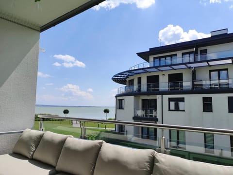 Balcony/Terrace, Lake view