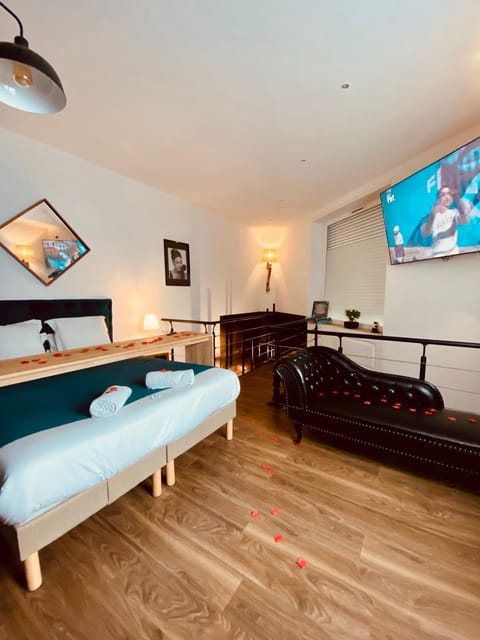 Bed, TV and multimedia, Photo of the whole room, Bedroom