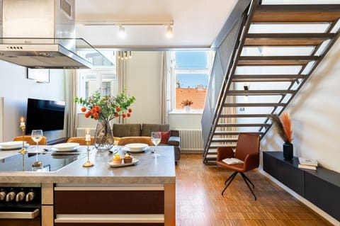 TV and multimedia, Kitchen or kitchenette, Living room, Seating area, Dining area