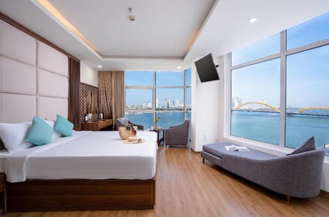 Bed, Natural landscape, TV and multimedia, View (from property/room), Living room, Bedroom, River view