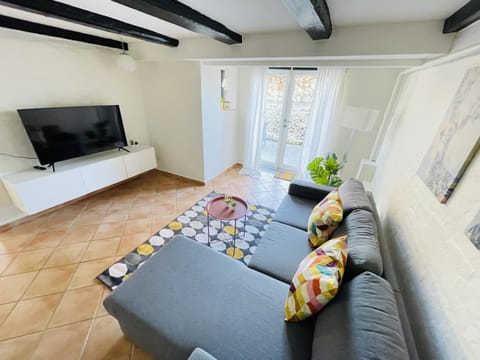 Communal lounge/ TV room, Living room