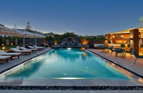 Swimming pool, sunbed