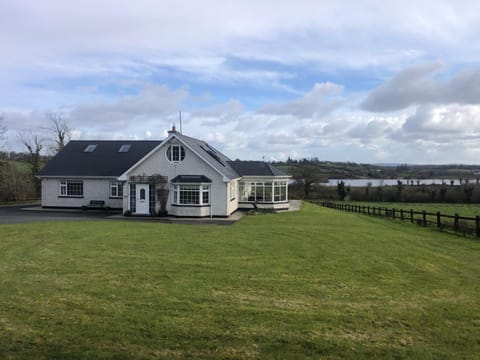 Lough Aduff Lodge 5 minutes from Carrick on Shannon Apartment in Longford