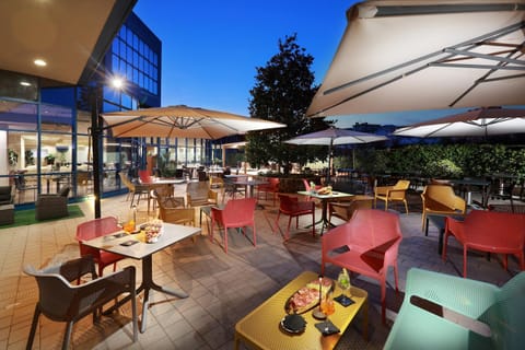 Restaurant/places to eat, Balcony/Terrace