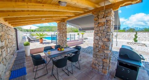 Patio, BBQ facilities