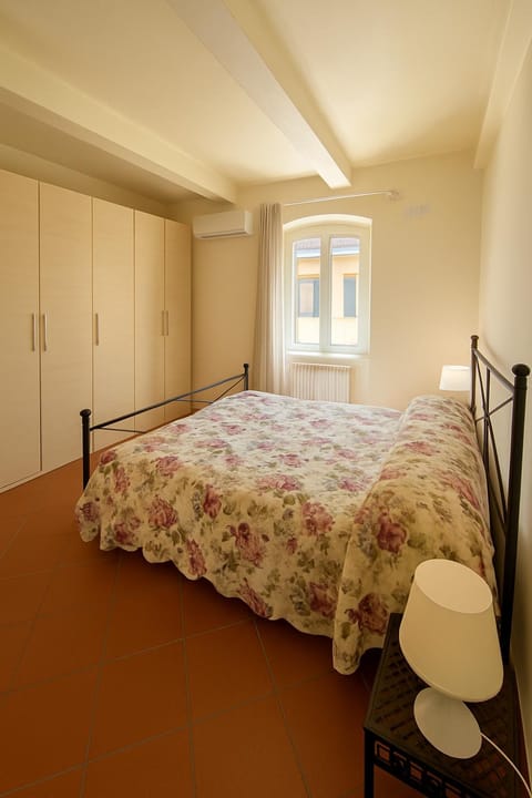 L'orologio matto House in Marina di Carrara