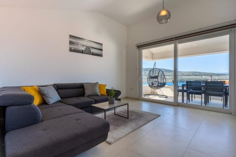 Natural landscape, View (from property/room), Living room, Seating area