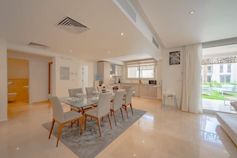 Kitchen or kitchenette, Seating area, Dining area