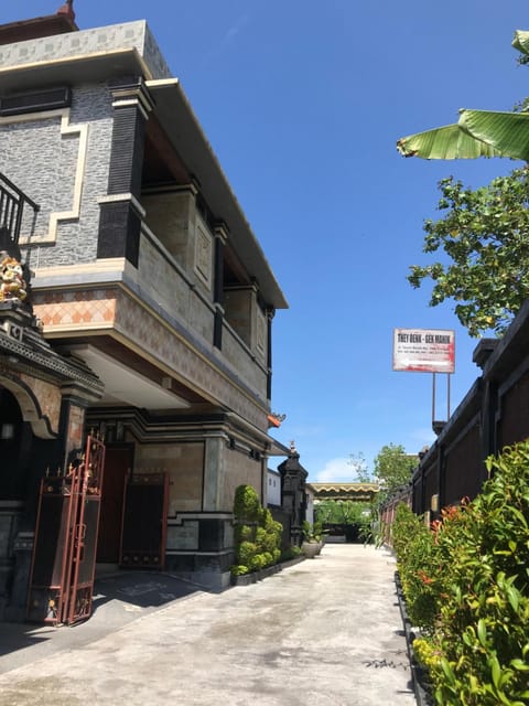 Property building, Day, Neighbourhood, Garden view, Street view, Parking