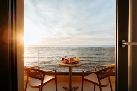 Natural landscape, View (from property/room), Balcony/Terrace, Dining area, Sea view