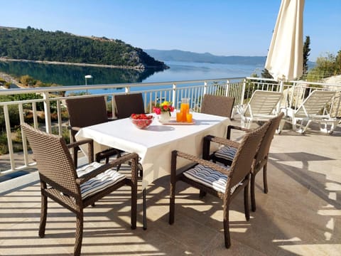 Balcony/Terrace, Food and drinks