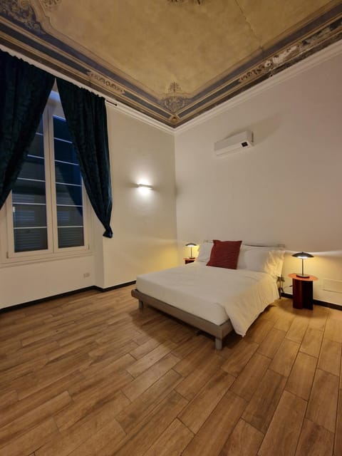 Bed, Photo of the whole room, Bedroom, fireplace, air conditioner