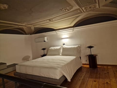 Bed, Photo of the whole room, Decorative detail, Bedroom