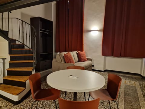 Living room, Seating area, Lunch