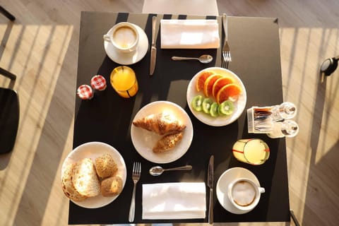 Food and drinks, Food, Breakfast, Continental breakfast