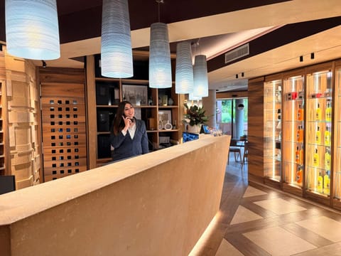 Staff, People, Lounge or bar, Food and drinks