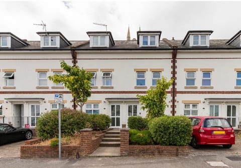 Property building, Day, Garden, Garden view, Parking