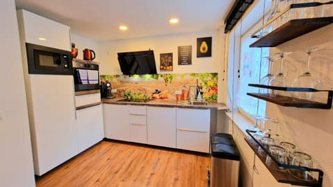 Restaurant/places to eat, Kitchen or kitchenette, Food and drinks, Food, dishwasher, minibar, pet friendly, stove