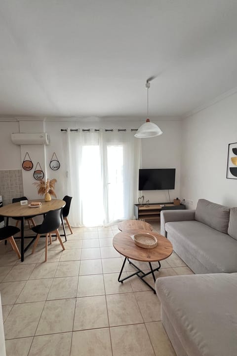 TV and multimedia, Living room, Seating area, Dining area, air conditioner