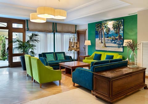 Communal lounge/ TV room, Lobby or reception