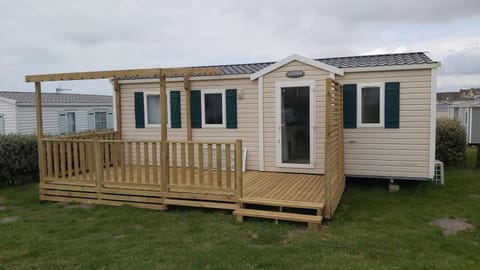 Camping Le Phare d'Opale - Super Titania Campground/ 
RV Resort in Le Portel