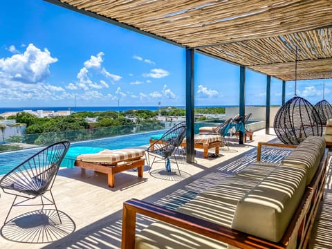Property building, Sea view, Swimming pool