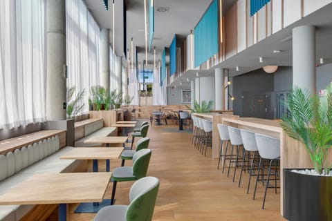 Restaurant/places to eat, Living room, Seating area