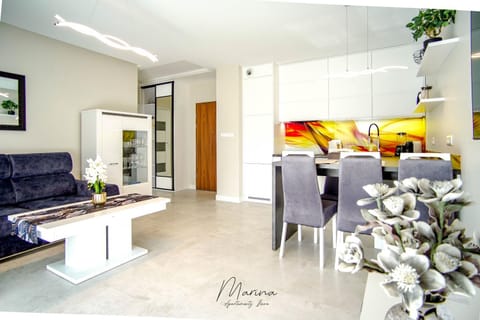 Communal lounge/ TV room, TV and multimedia, Kitchen or kitchenette, Living room, Seating area, Dining area, Communal kitchen, stove, kitchen, kitchen