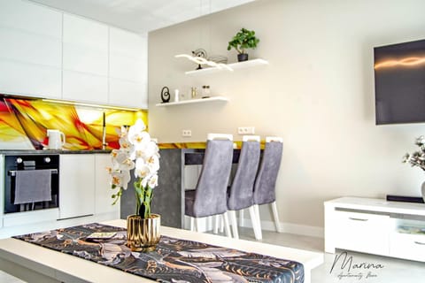 Communal lounge/ TV room, TV and multimedia, Kitchen or kitchenette, Living room, Seating area, Dining area, Communal kitchen, stove, kitchen, kitchen