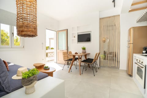 TV and multimedia, Kitchen or kitchenette, Living room, Seating area, Dining area, oven