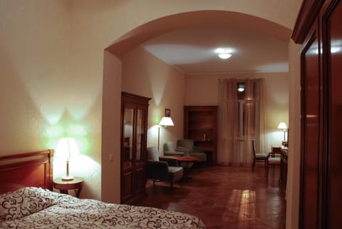 Photo of the whole room, Text overlay