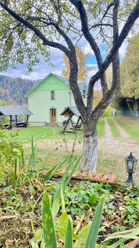 Property building, Day, Natural landscape, Garden, Autumn, Garden view, Mountain view