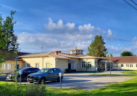 Property building, Garden, Parking