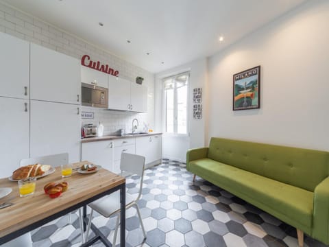 Kitchen or kitchenette, Living room, Seating area, Dining area