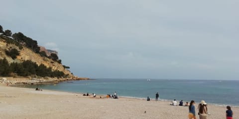 Au calme, 200m du centre T2 avec balcon et parking Apartment in Cassis